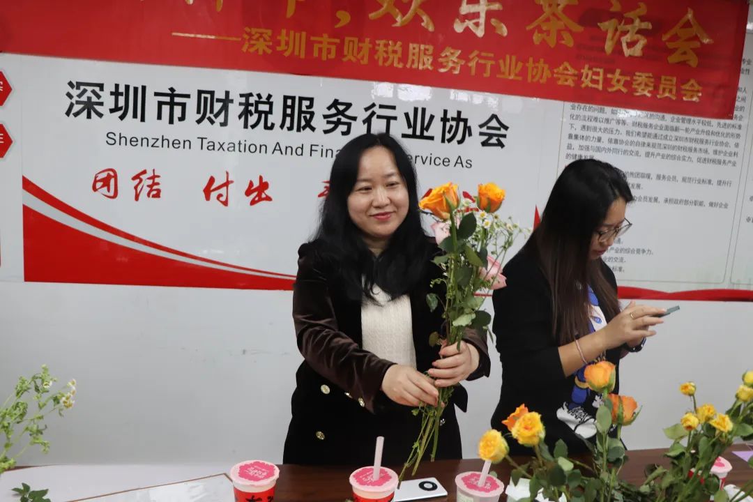 党建引领妇建·巾帼建功新时代 —— 协会举办妇女节茶话会花束DIY活动